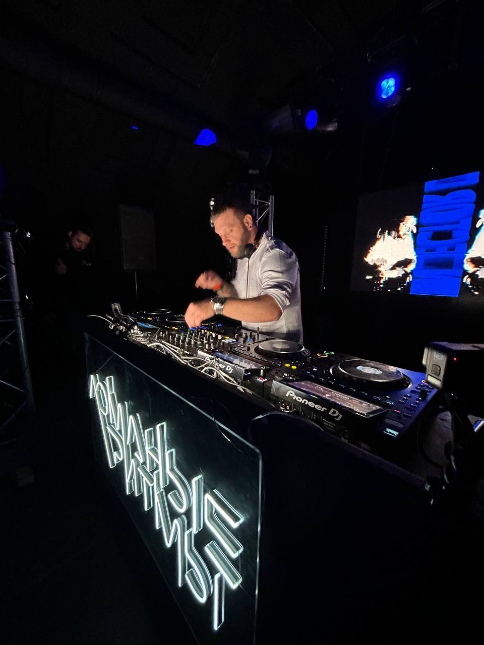 DJ booth с неоном